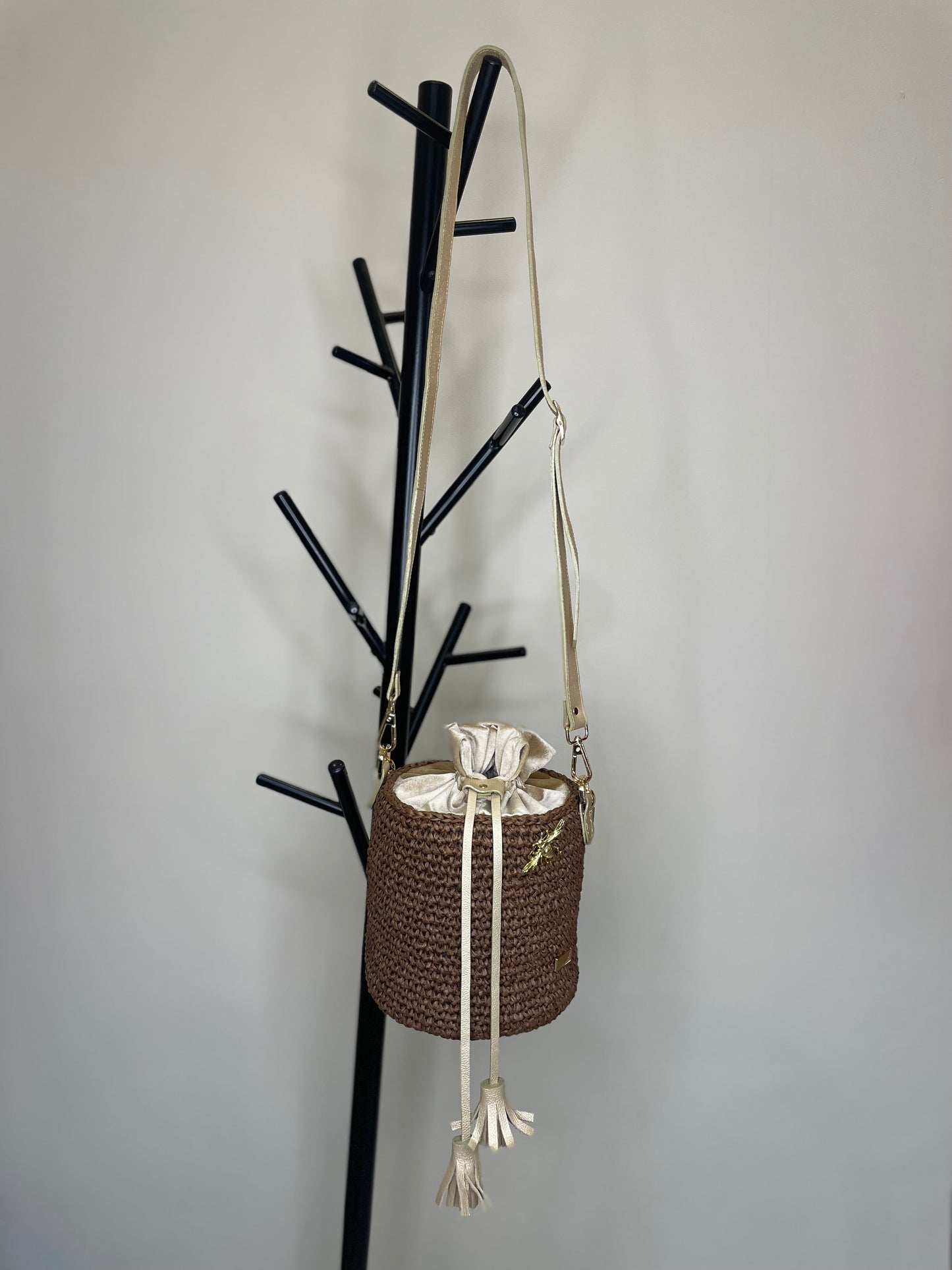Bolso Rafia Tejido a Mano Dorado Velvet y Chocolate