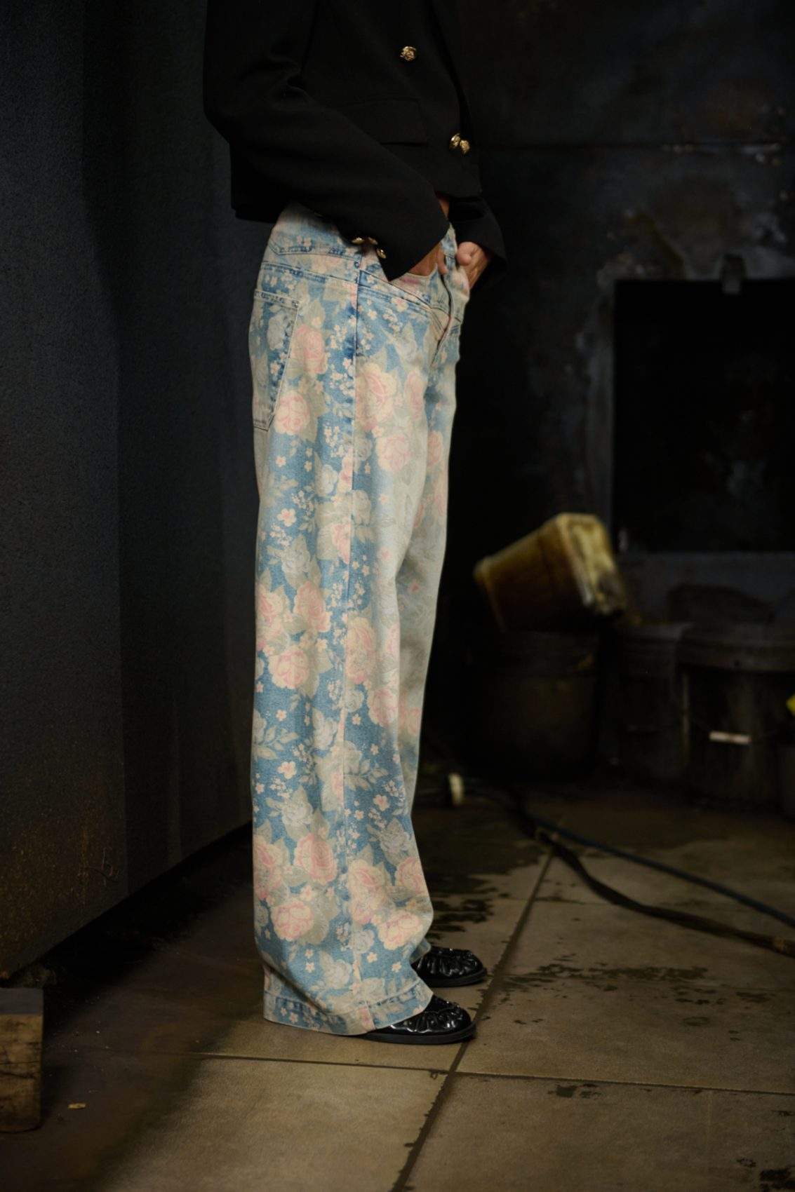 Jean Straight Tiro Medio Azul Medio Flowers Print